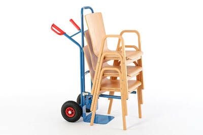 Unsere Holz Armlehnenstühle können mit der Transportkarre bewegt werden